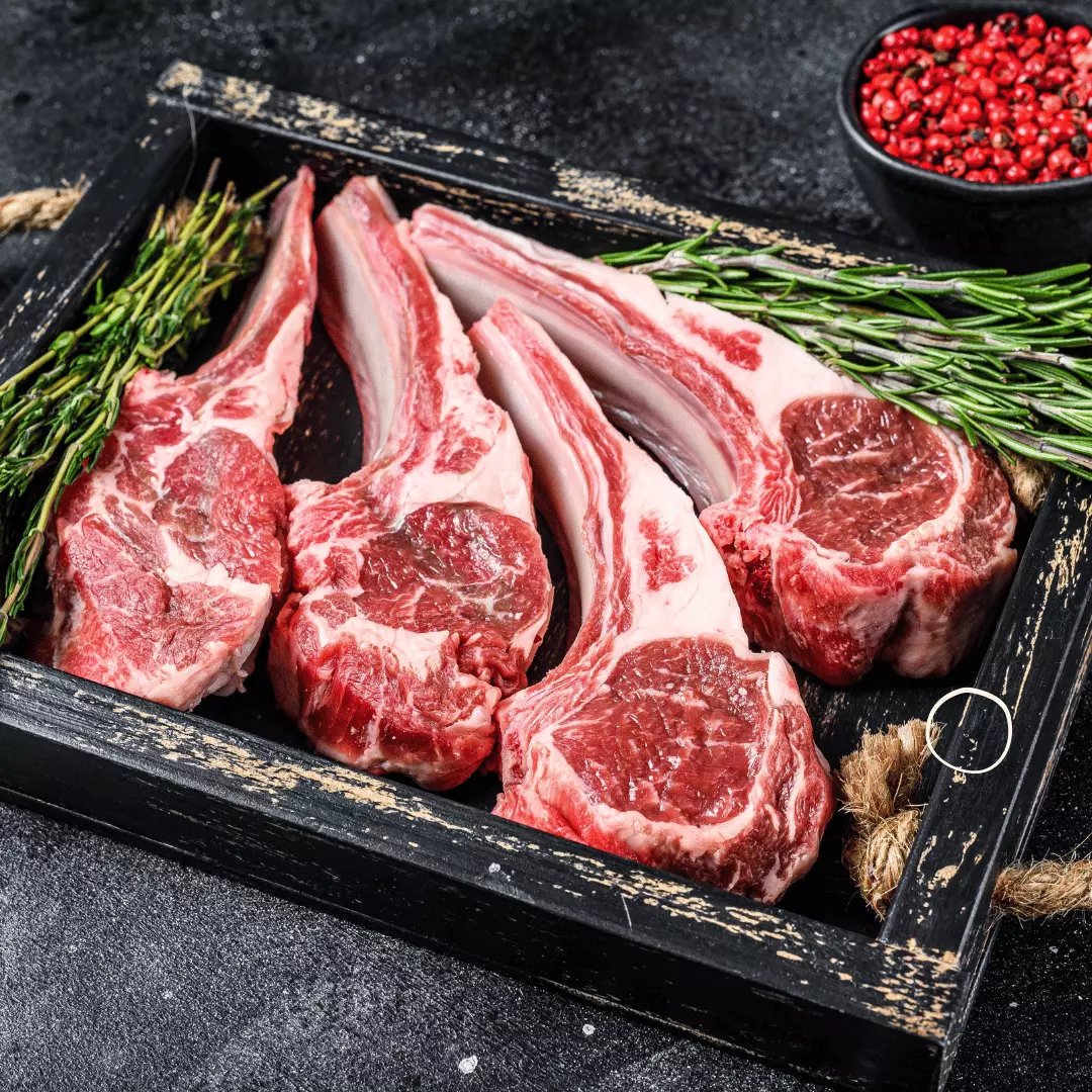 Deux morceaux de viande rouge posé sur un fond beige avec des grains de poivre et du gros sel décorés avec de l'aneth